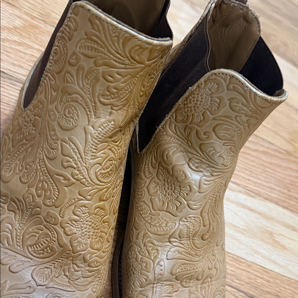 Taft Mens Floral Embossed Tan Boots. Great Shape. Mens Size 8.